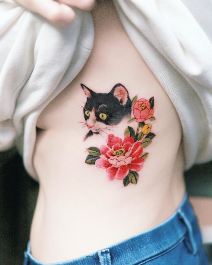 Tatouage Pivoines Rouges Et Chat Sur Les Côtes
