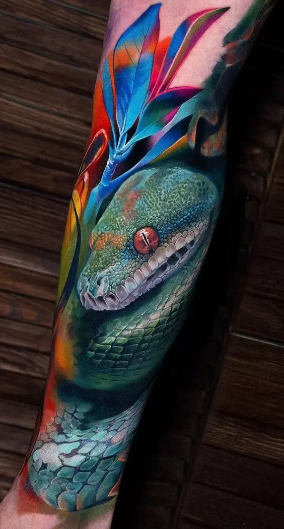 Tatouage Serpent Vert Et Feuilles Multicolores Sur La Jambe
