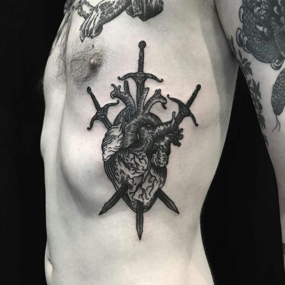 Tatouage Coeur Et épées Sur Les Côtes