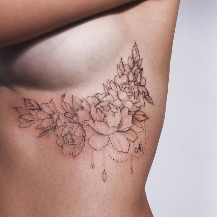 Tatouage Pivoines Et Bijoux Sur Les Côtes