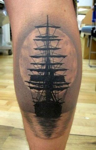 Tatouage Pleine Lune Et Bateau Sur La Jambe