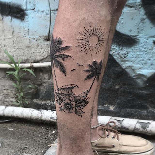 Tatouage Soleil, Palmiers Et Oiseaux Sur La Jambe