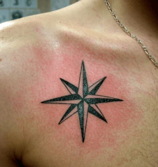 Tatouage étoile à Huit Sommets Sur Le Torse
