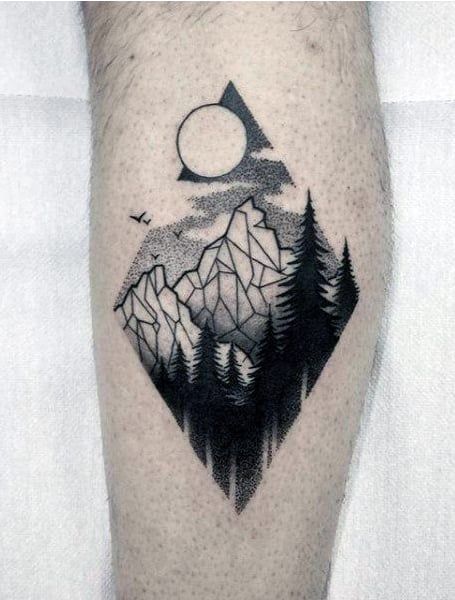 Tatouage Lune, Forêt Et Montagnes Géométriques Sur La Jambe