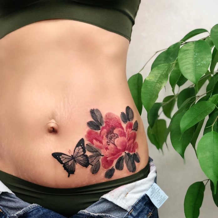 Tatouage Pivoine Et Papillon En Aquarelle Sur La Hanche