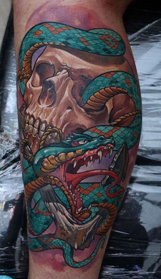 Tatouage Serpent Bleu Et Orange Et Crâne Sur La Jambe