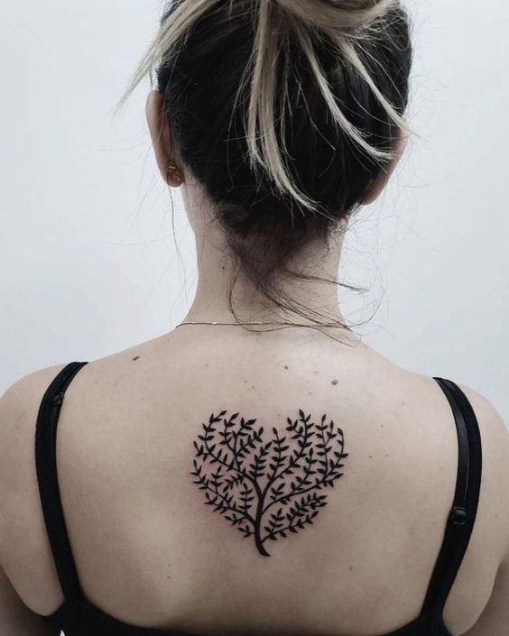 Tatouage Arbre En Forme De Coeur Sur Le Dos