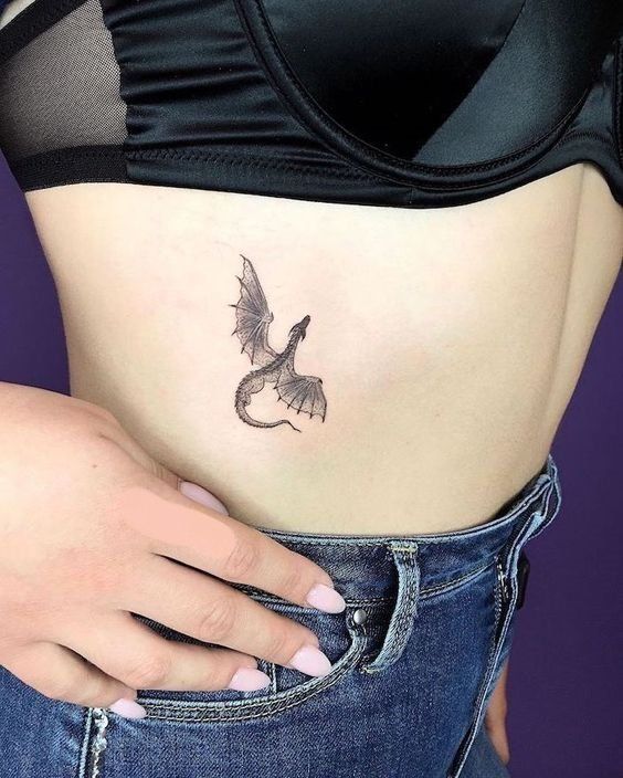 Tatouage Dragon Discret Sur Les Côtes