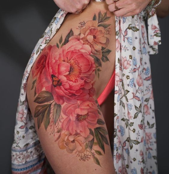 Tatouage Pivoines Rouges Et Papillon Sur La Hanche