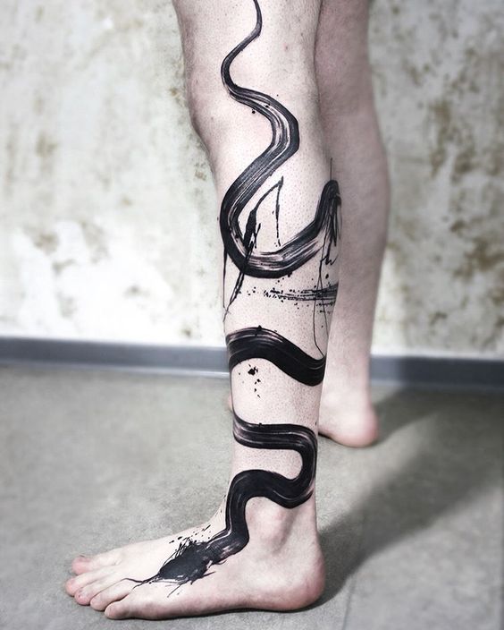 Tatouage Serpent Graphique Sur La Jambe