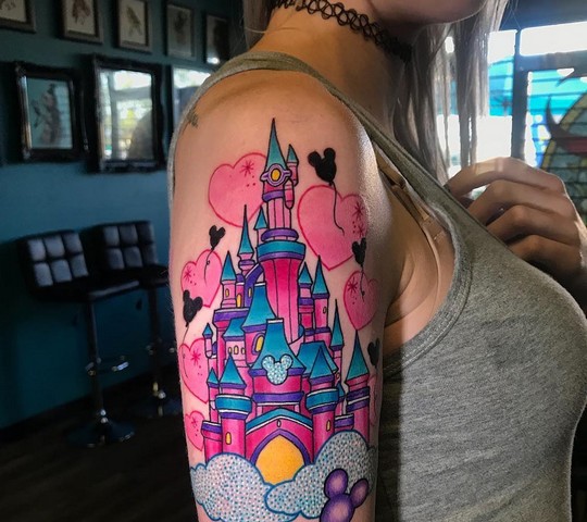 Tatouage Château Disney Et Coeurs Roses Sur Le Bras