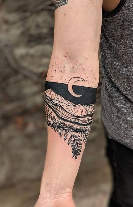 Tatouage Croissant De Lune, Mer Et Montagnes Sur L'avant Bras