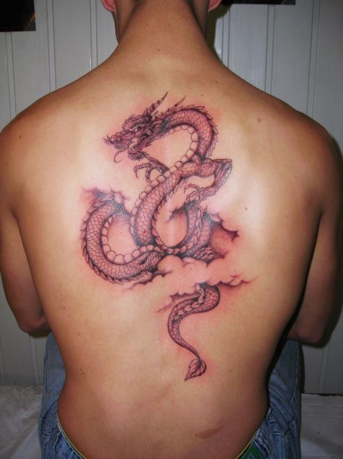 Tatouage Dragon Et Nuages Sur Le Dos