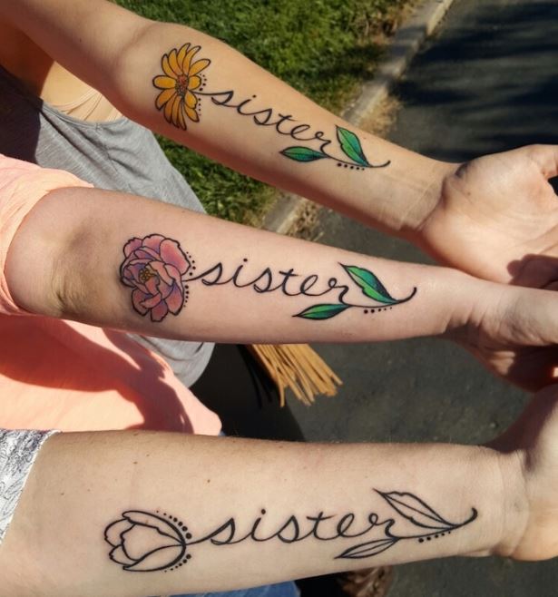 Tatouage Fleurs Et Mot Sister Sur L'avant Bras