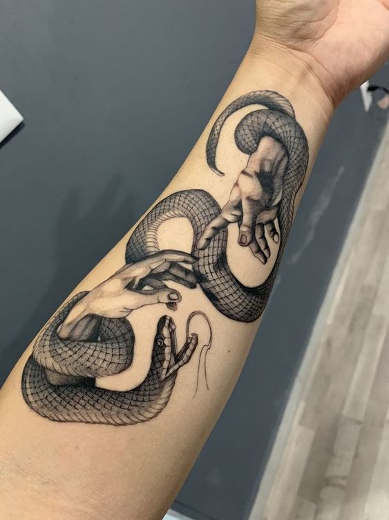 Tatouage Serpent Et Deux Mains Sur L'avant Bras