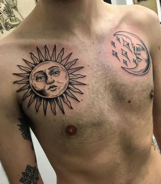 Tatouage Soleil Et Lune à Visage Sur Le Torse