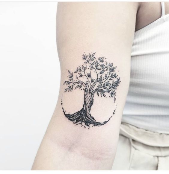 Tatouage Arbre De Vie à L'encre Noire Avec Des Racines Dotwork Sur Le Bras
