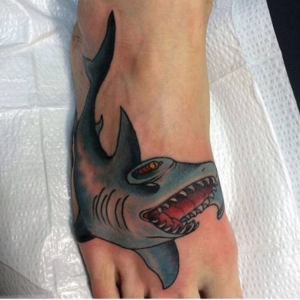 Tatouage Pied Avec Un Requin Old School