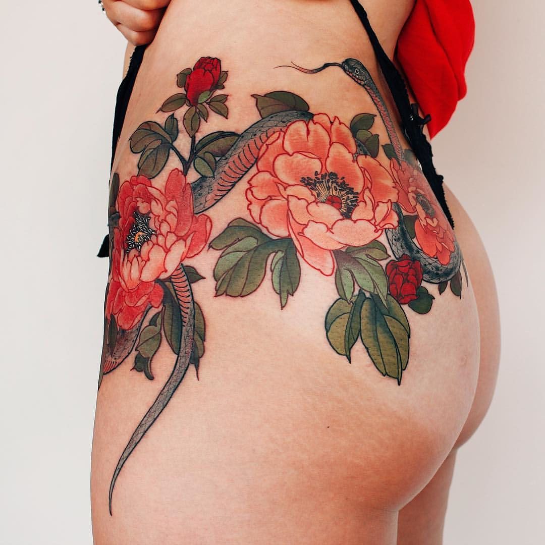 Tatouage Pivoines Et Serpents Colorés Sur La Hanche