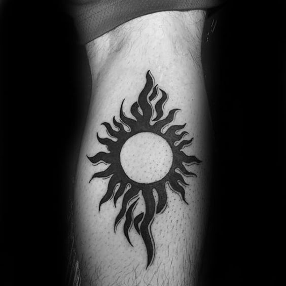 Tatouage Soleil Tribal Avec Rayons En Darktattoo Sur La Jambe