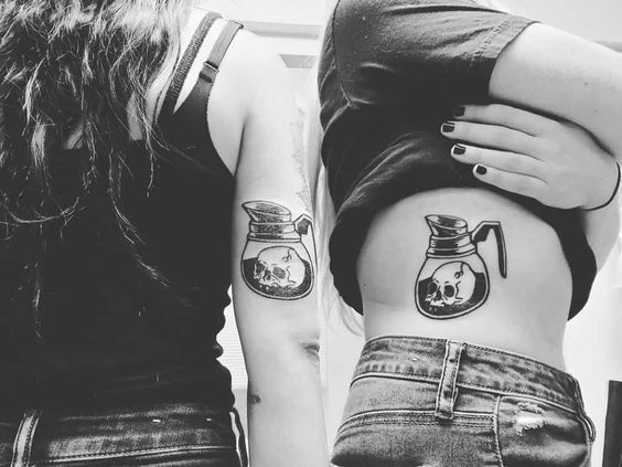 Tatouage Cafetière Et Crâne Sur Les Côtes