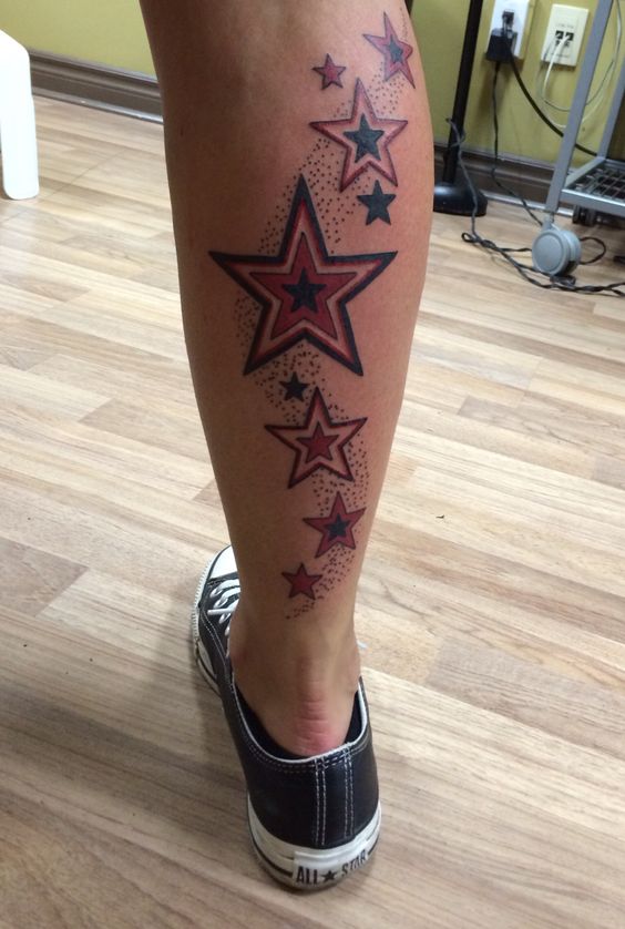 Tatouage étoiles Rouges Et Noires Sur La Jambe