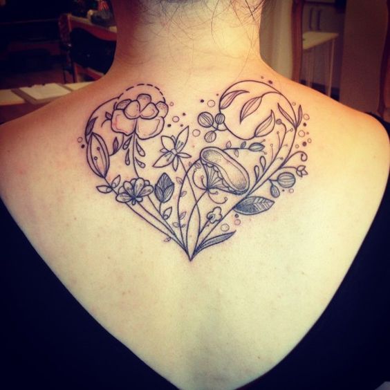 Tatouage Fleurs En Forme De Coeur Sur Le Dos