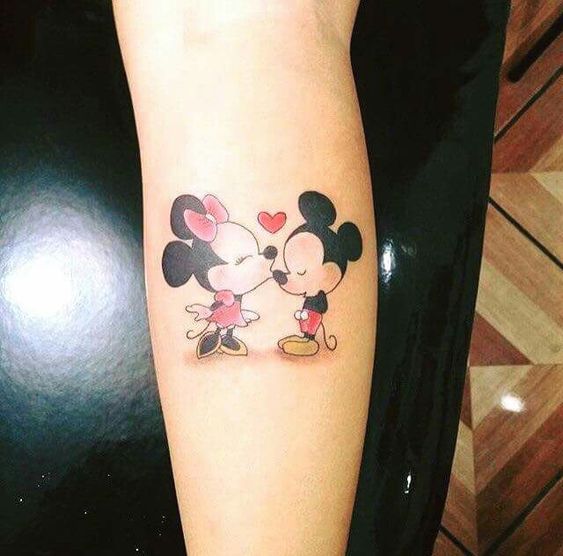 Tatouage Minnie Et Mickey Sur La Jambe