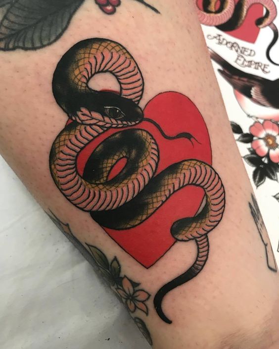 Tatouage Serpent Et Coeur Rouge Sur La Cuisse