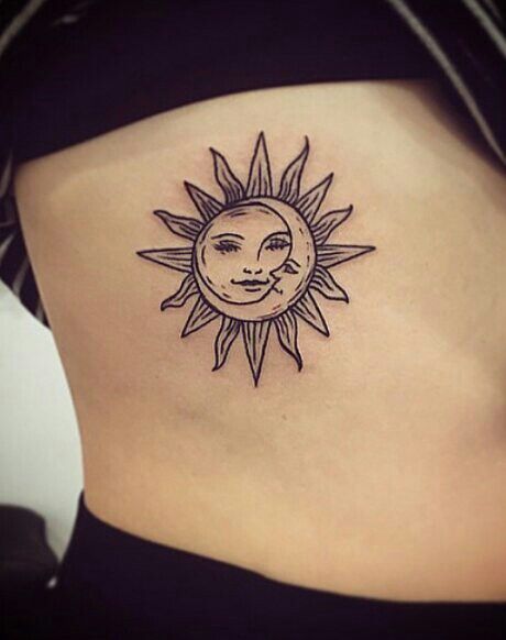 Tatouage Soleil Et Lune Avec Visages Sur Les Côtes