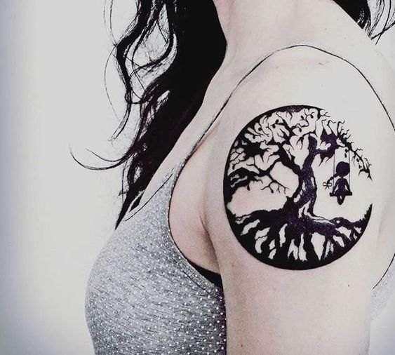 Tatouage Arbre De Vie Et Fillette Sur Le Bras