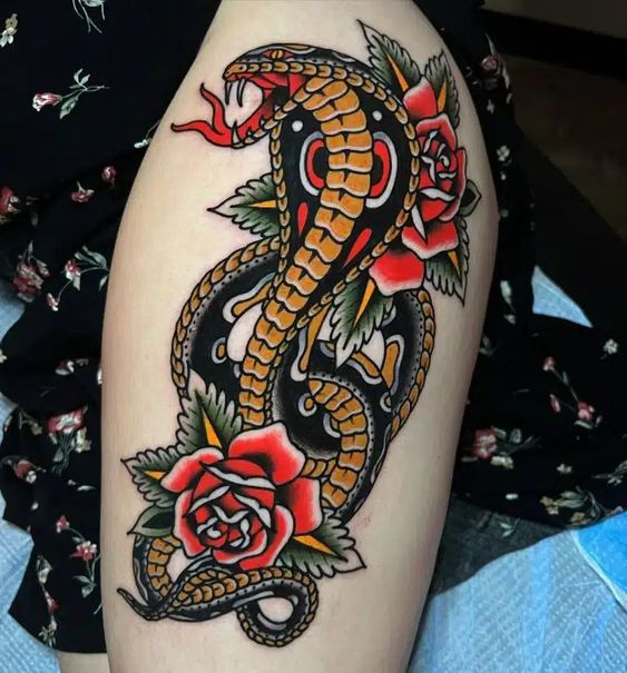 Tatouage Cobra Jaune Et Fleurs Rouges Sur La Cuisse