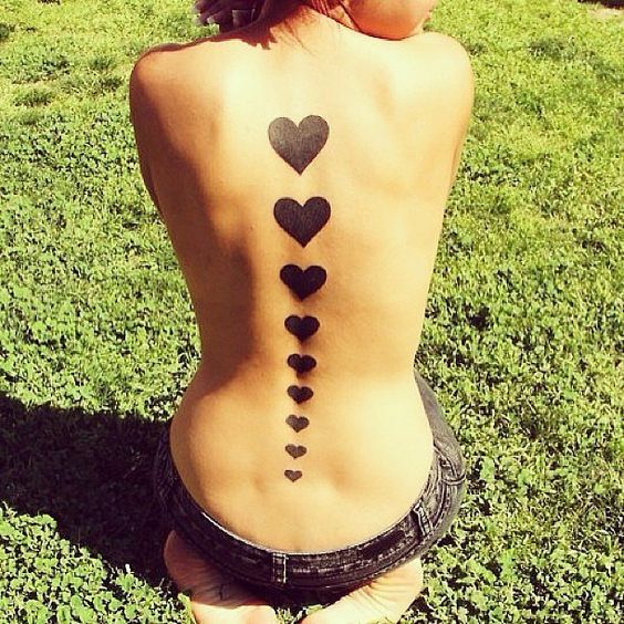 Tatouage Coeurs Noirs Sur Le Dos