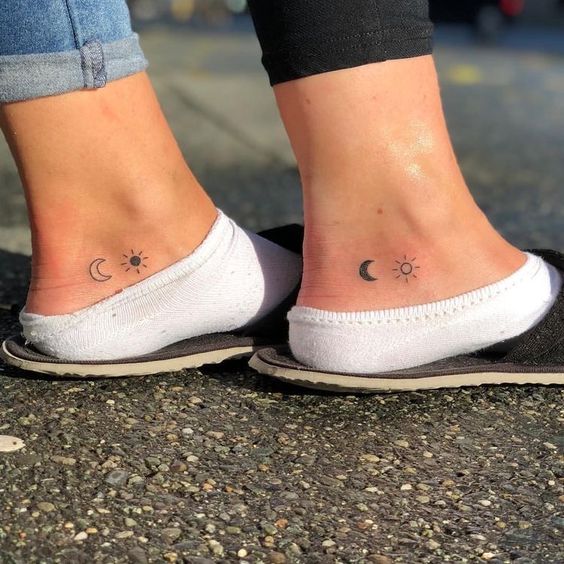 Tatouage Lune Et Soleil Discrets Sur Le Pied
