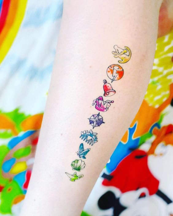 Tatouage Objets Iconiques De Disney Sur La Jambe