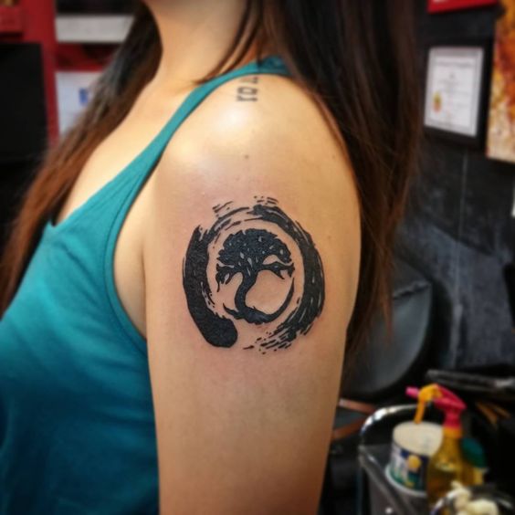 Tatouage Arbre De Vie Noir Sur Le Bras