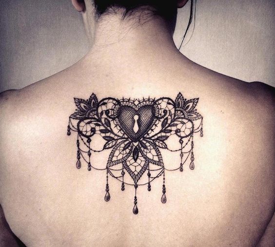 Tatouage Coeur Ornemental Sur Le Dos