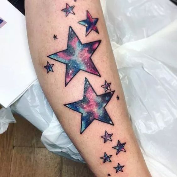 Tatouage étoiles Multicolores Sur La Jambe