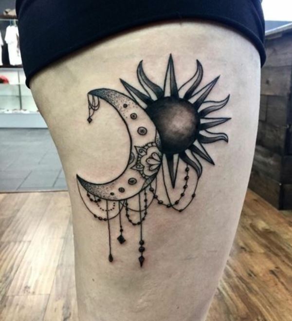 Tatouage Lune, Soleil Et Bijoux Sur La Cuisse