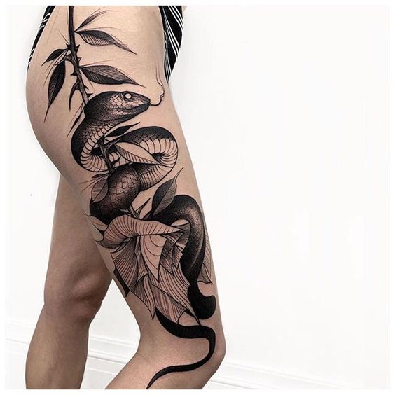 Tatouage Serpent Et Feuilles En Noir Et Gris Sur La Cuisse