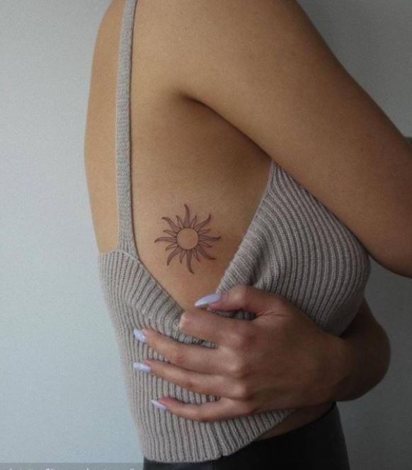 Tatouage Soleil Discret Sur Les Côtes