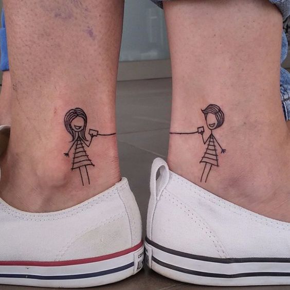 Tatouage Avec Deux Fillettes Sur Le Pied