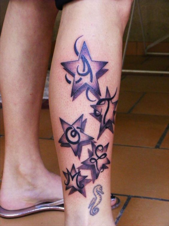 Tatouage étoiles 3d Et Lettres Sur La Jambe