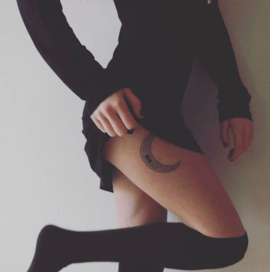Tatouage Lune Et Trou De Serrure Sur La Cuisse