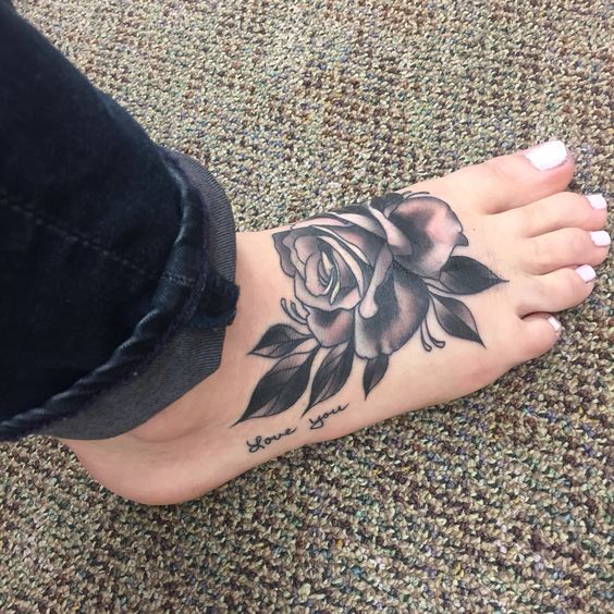 Tatouage Pied Avec Rose Noire & Phrase Inspirante
