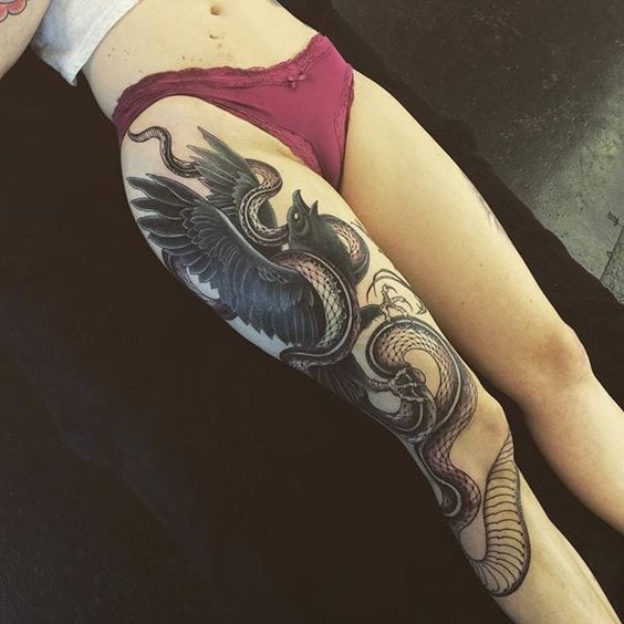 Tatouage Serpent Et Aigle Sur La Cuisse