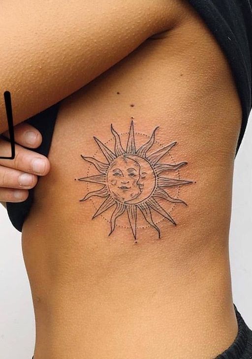 Tatouage Soleil, Lune Et Cercle Dotwork Sur Les Côtes
