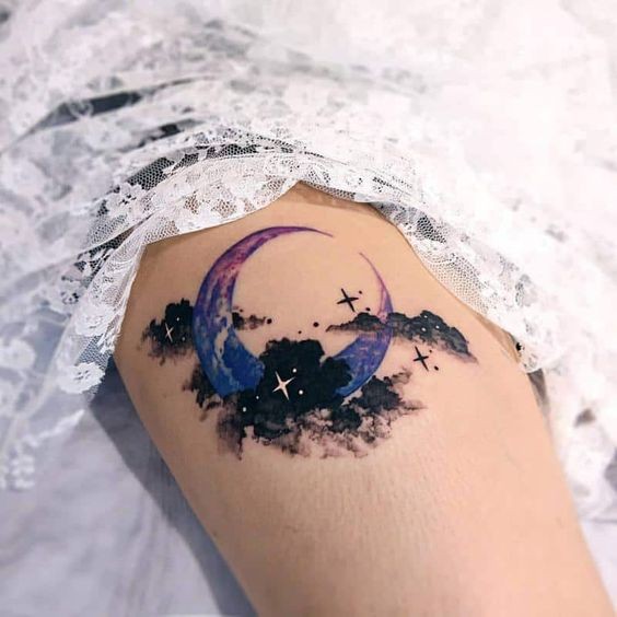 Tatouage Lune Colorée, étoiles Et Nuages Sur La Cuisse