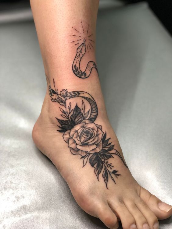 Tatouage Pied Avec Rose Et Serpent