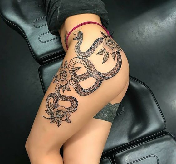 Tatouage Serpent Et Fleurs En Noir Et Gris Sur La Cuisse